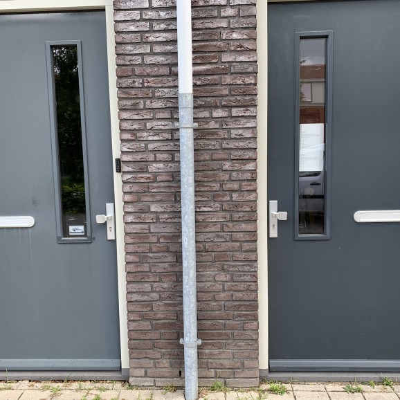 Houten deur links onbehandeld rechts behandeld met renovatie coating (Slide 10 van 15)