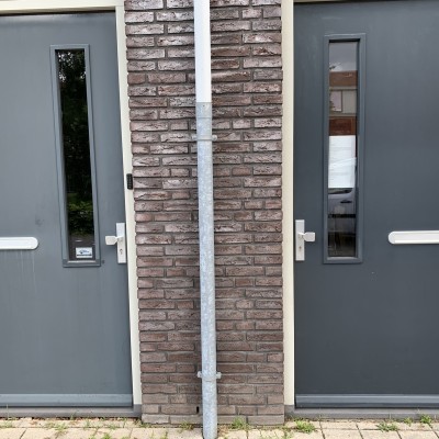 Houten deur links onbehandeld rechts behandeld met renovatie coating