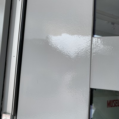 Met onze glans renovatie coating blinken kozijnen weer als nieuw