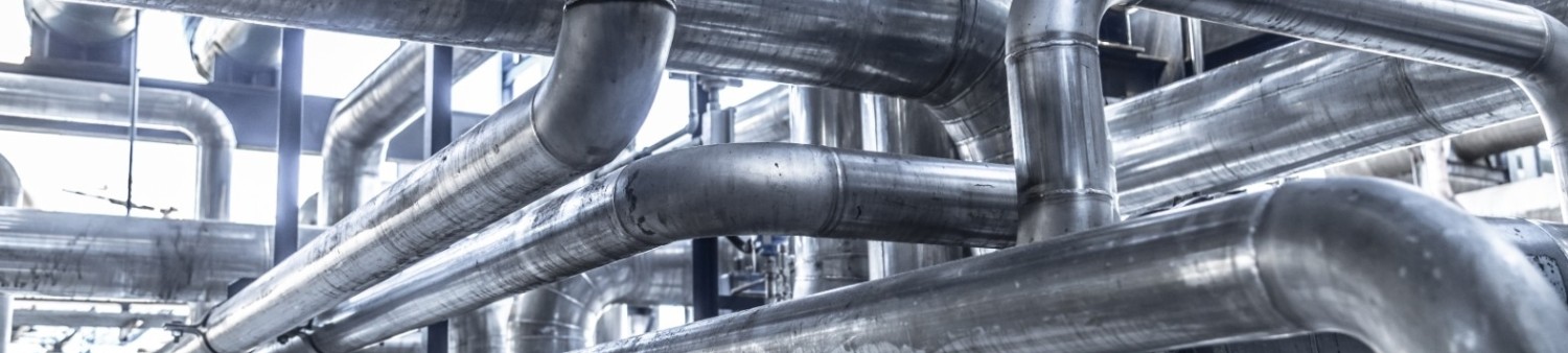 Foto van metalen leidingen in een industriële installatie, beschermd met NanoEnzo nano coating tegen corrosie, vocht en slijtage voor langere levensduur.