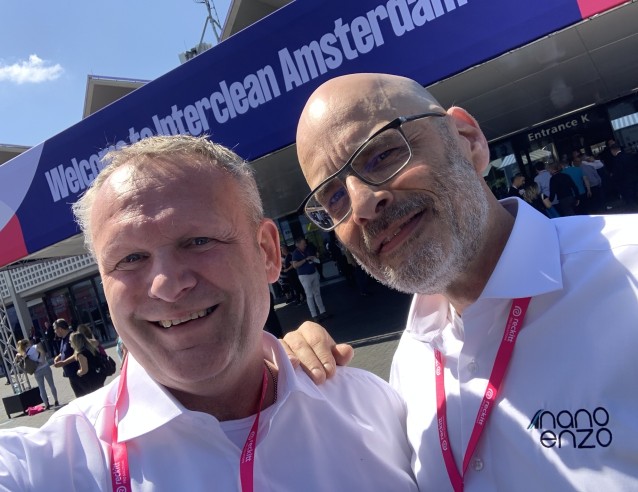 Wij – Chris & Willem – geloven in innovatie met een glimlach. Samen maken we de wereld schoner en duurzamer. Kom gerust eens met ons in gesprek!