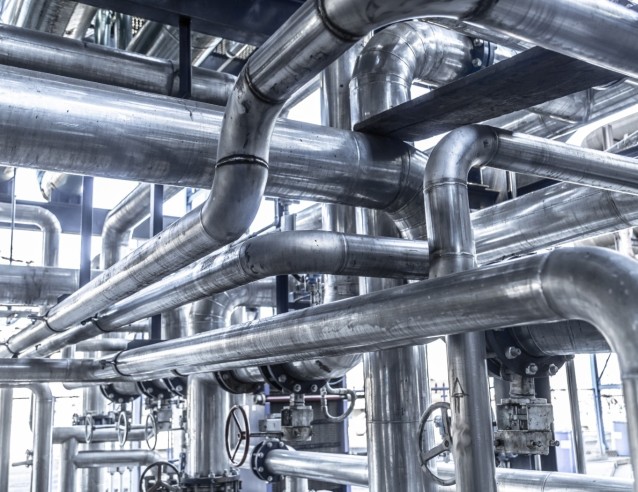 Foto van metalen leidingen in een industriële installatie, beschermd met NanoEnzo nano coating tegen corrosie, vocht en slijtage voor langere levensduur.