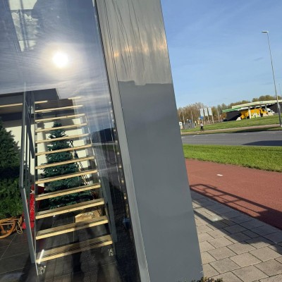 Verkalkt zijpaneel herstelt met renovatie coating glans