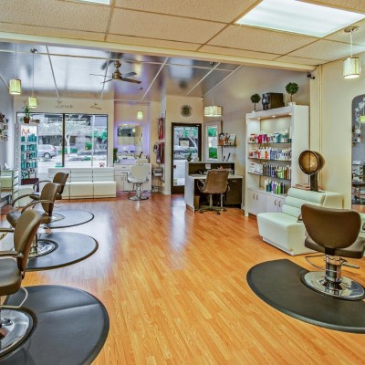 Een frisse, opgeruimde salon waar vloeren en oppervlakken grondig gereinigd zijn voor een professionele uitstraling.