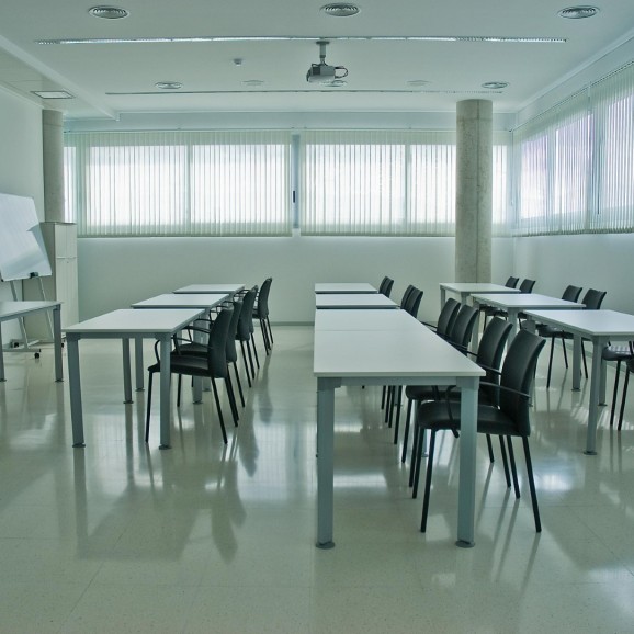 Klas lokalen met linoleum vloeren net schoon (Slide 4 van 6)