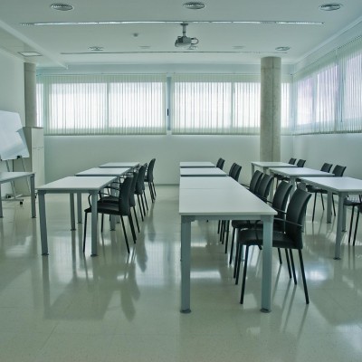 Klas lokalen met linoleum vloeren net schoon
