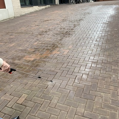 Aanbrengen coating op straat klinkers
