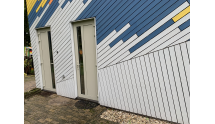 Grondwater aanslag verwijderd op houten zijpanelen