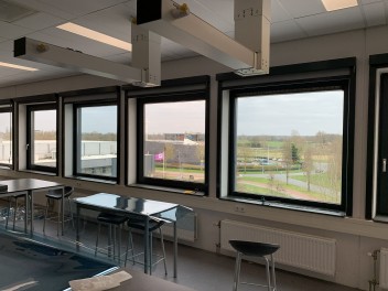 Klaslokaal met en zonder GlassShield