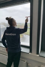 Ramen van een groot raam